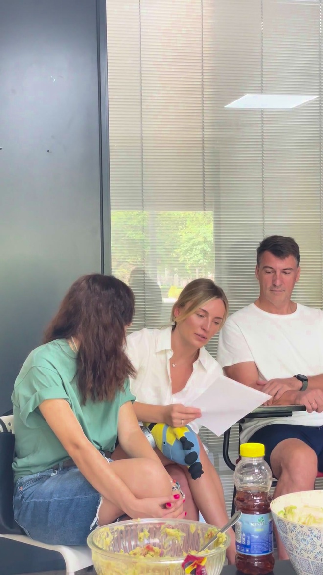 Conversation class: three students talking in a circle