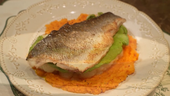 Сибас с морковным пюре, цветной капустой и зеленым соусом