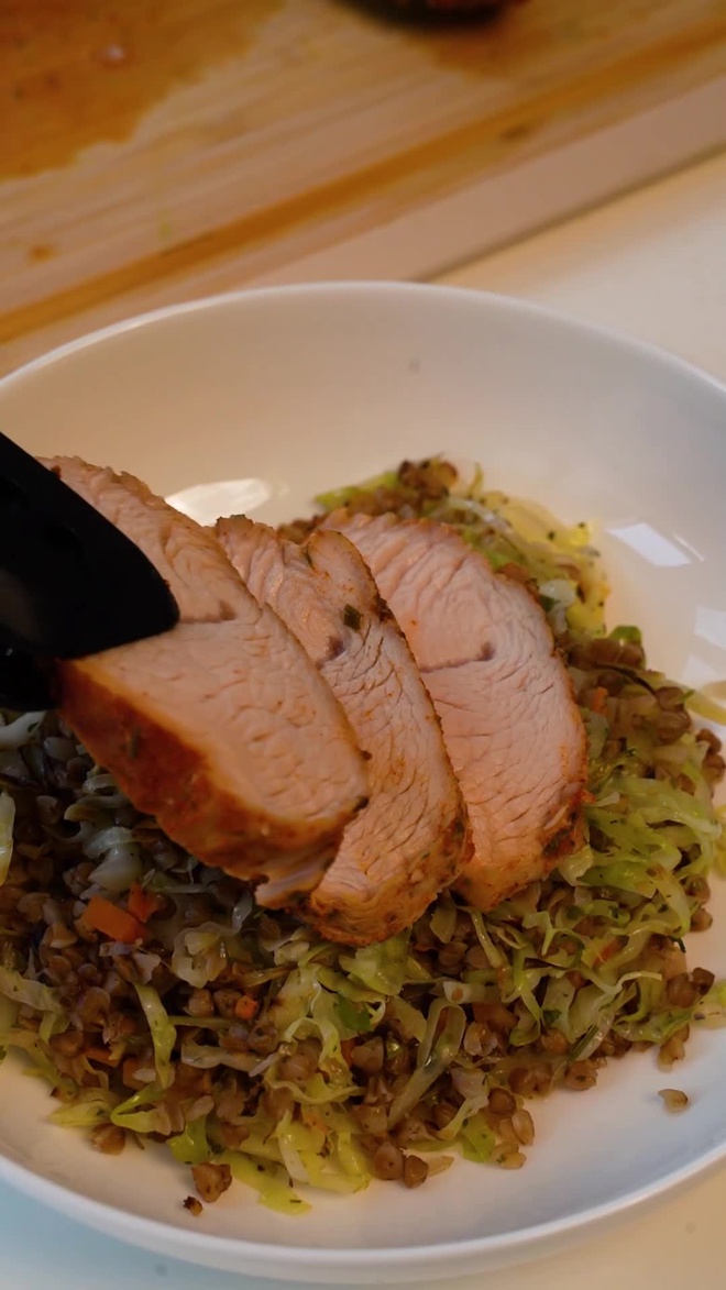 Индейка с гарниром из гречки и капусты