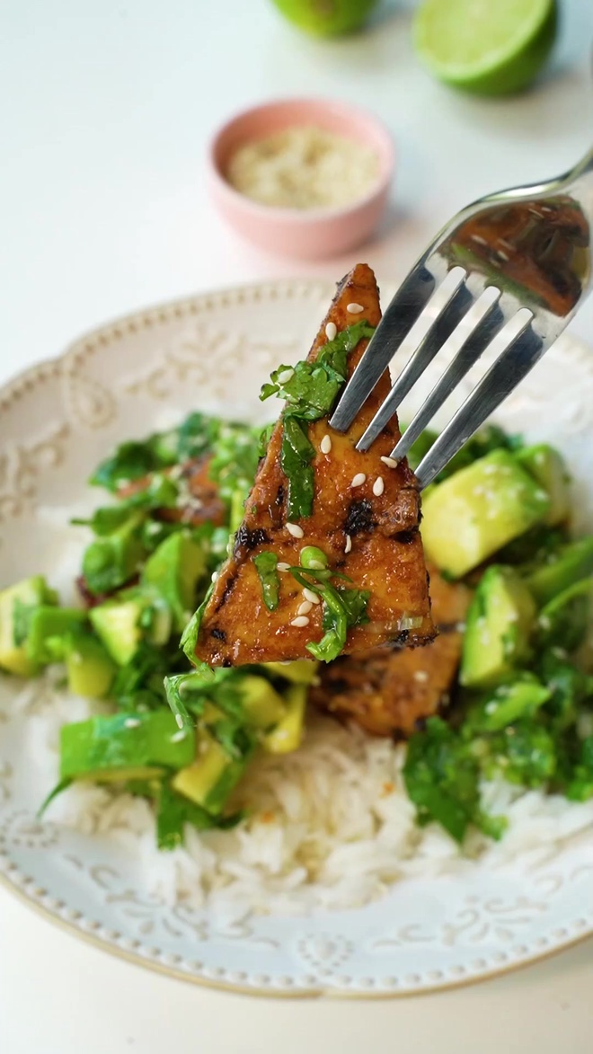 Тофу-боул с рисом, авокадо и лаймом