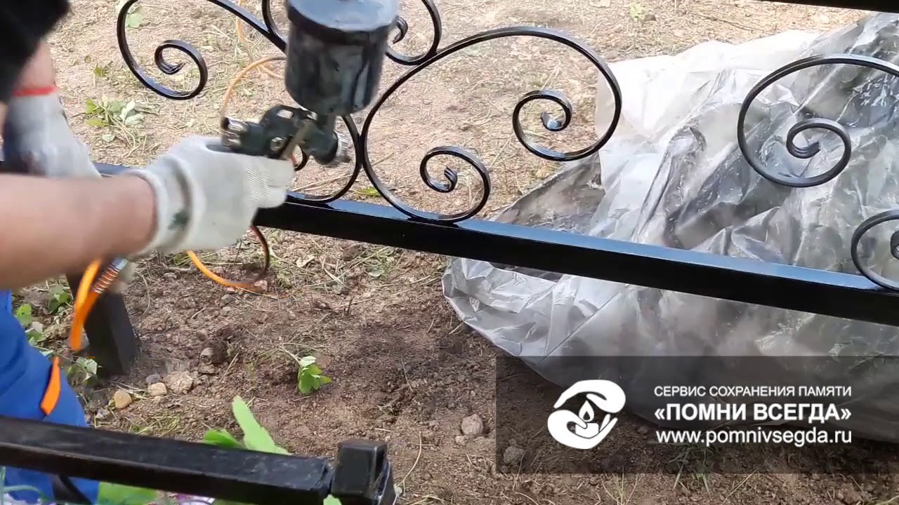 Покраска ограды на кладбище