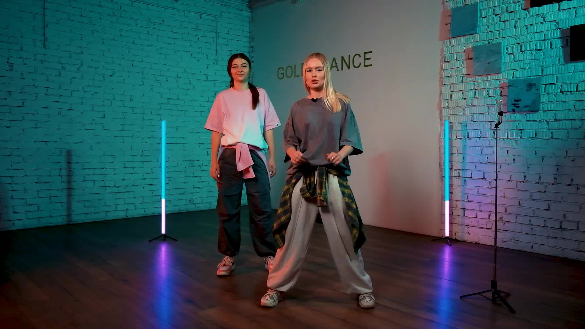 2. Флирт через движения